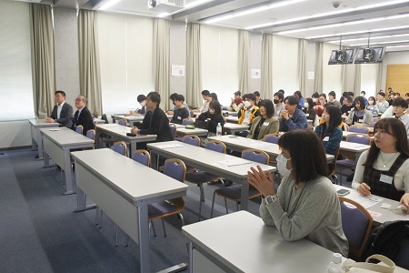 【開会式】はじめは緊張が見られる会場の様子