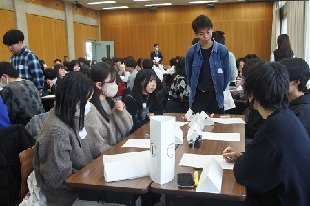 在学生ファシリテーターが各グループを見守ります