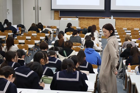 消費を促すガムの新商品のアイデアについて、郷准教授との会話からもヒントを得つつ、自由に想像を膨らませました。