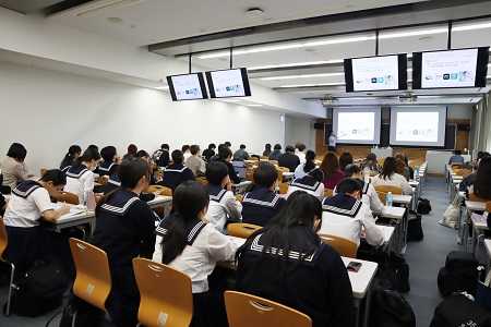 久保田准教授の授業の様子。さまざまな事例を聞いて「イノベーション」について考えるきっかけになったようです