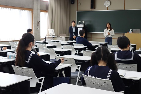 後藤准教授の授業の様子。留学体験談に対する質問がたくさん出ていました