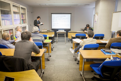 中間報告会は2部屋に分かれて開催されました。