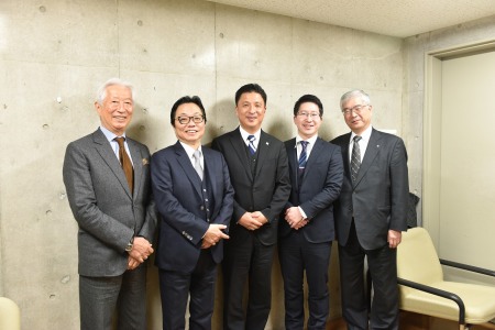 左から黒川氏、岩﨑教授、木原氏、有巣氏、油井雄二学園長