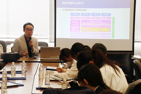 経済学部ガイダンスの様子