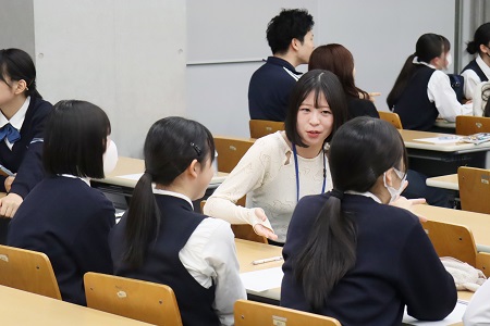在学生がサポートして一緒に考えながら授業が進みました