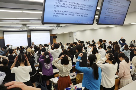 ジェスチャーも交えて五感で学ぶ