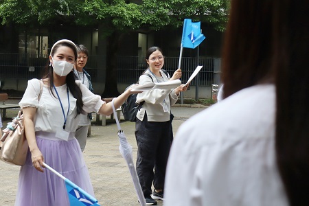在学生がキャンパスを案内