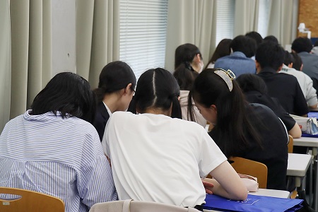 歌詞のどこに韻が隠れているか探すグループワーク