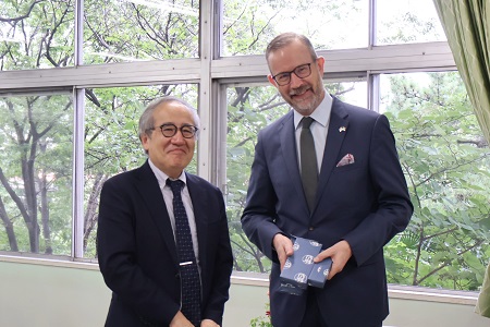 授業前には杉本学長との懇談も行われました