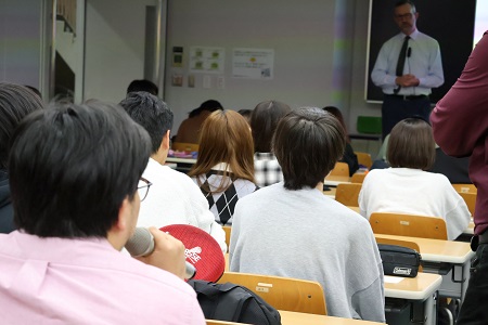 英語で質問をする学生も