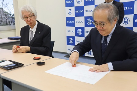 調印の様子