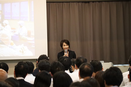 勝又あずさ特別任用教授によるSeijo Career Program（SCP）の説明。 説明後にご質問もいただき、高校の先生方にも大変高い関心を持っていただくことができました。