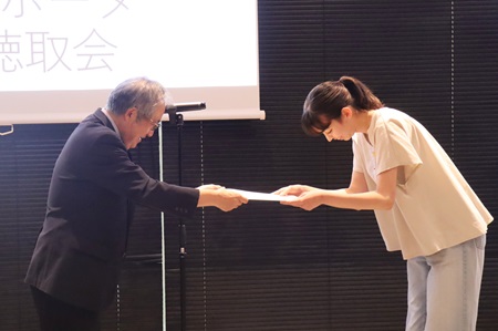 学長より司会を務めた学生に感謝状を授与しました