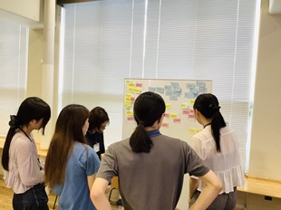 KJ法でグルーピングを行うメンバー