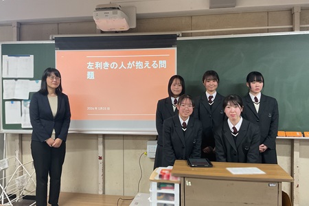 後藤准教授と、「社会イノベーション学部長賞」受賞者との写真