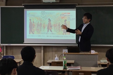 久保田教授が講評している様子