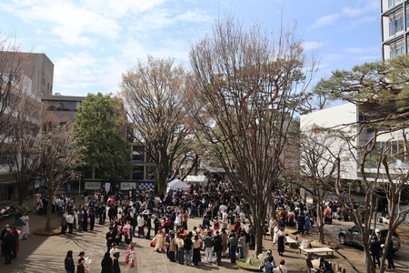 門出を祝う人たちでにぎわう中庭