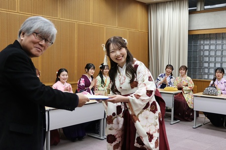 式後はゼミ担当教員から学位記を渡しました