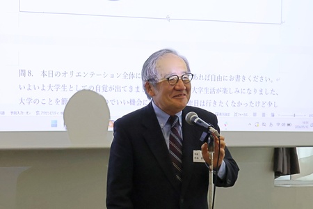 学生たちに感謝の言葉を伝える学長