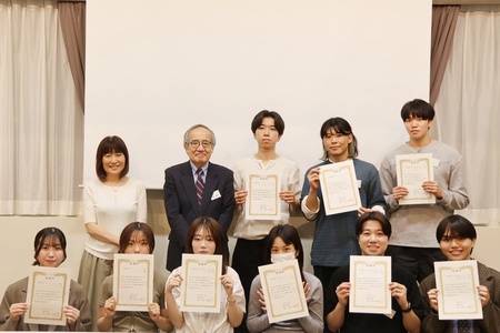 表彰状を手に記念撮影