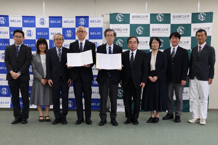 左から山本教授、都築副学長、杉本学長、南山学部長、松原学部長、岩崎学長、酒井事務局長、川田経営企画部長、宇都宮 福井まちなかキャンパス開設準備室室長