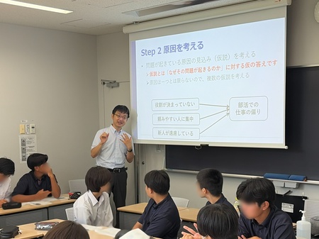 久保田教授による授業の様子。生徒からは今後の探究活動に向け、様々な質問が寄せられていました。