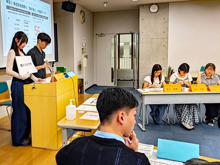 司会進行も学生が務めます