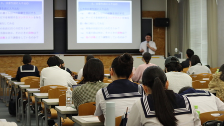 大学生に交ざって授業を聴講