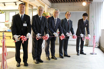 ２０日に油井学園長、戸部学長らがテープカット