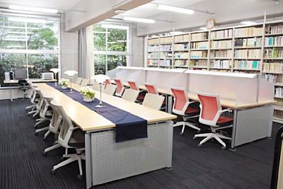 資料を静かに読めるリーディングスペース