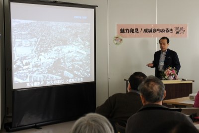 出発前には東宝撮影所と成城に関するミニ講義も （講演者は映画と街に詳しい成城大学職員）