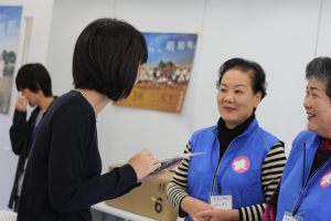 特産品は即完売し、紙芝居「めいわ昔ばなし」は子どもたちで賑わいました。