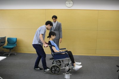 車いすの前輪を上げ、スムーズに段差を超えます