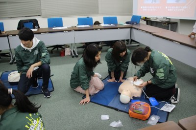 AEDのパッドを練習キットに取り付け一連の流れを体験