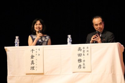 鼎談司会の千倉真理さん、隣りは高田氏