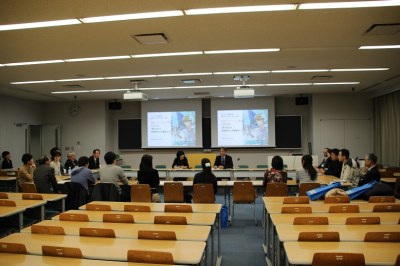 社会イノベーション学部は来場した卒業生と座談会