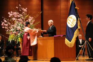 成城から社会へ　—学位記授与式を行いました—