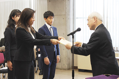 戸部学長から表彰される学長賞を受賞した学生たち