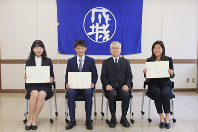 戸部学長から表彰される学長賞を受賞した学生たち