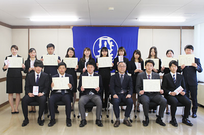増川学生部長から表彰される学生活動奨励賞を受賞した学生たち
