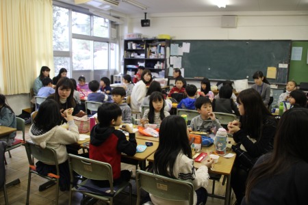 大学生も一緒に昼食を食べました