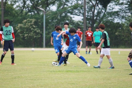 「サッカー」激しいボールの奪い合い