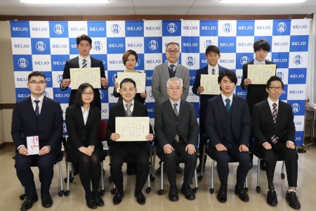 戸部学長から表彰される学長賞を受賞した学生たち