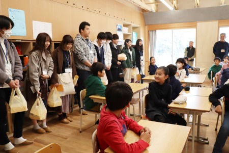 ワクワクしている小学生を前に、大学生の方が少し緊張気味？