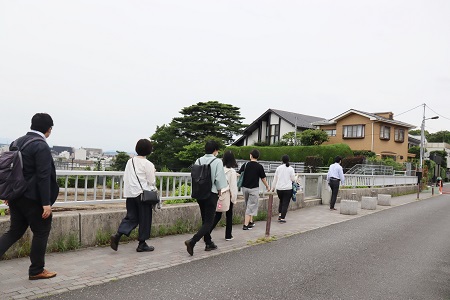 不動橋へ。天気が良ければ富士山を遠望できるはずでしたが、当日はあいにくの曇り空