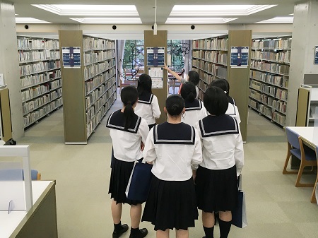 図書館職員による図書館ツアー