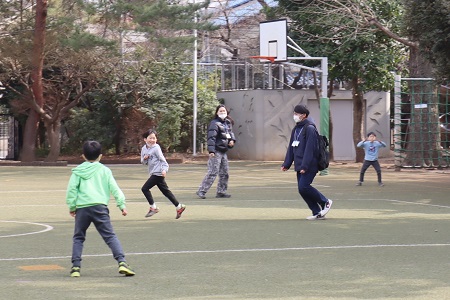 すっかり打ち解けた大学生と子どもたち。授業後は一緒に遊びました