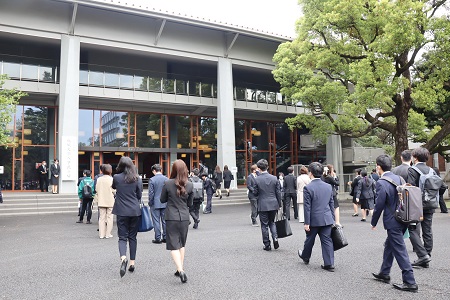 澤柳記念講堂へ入場する新入生たち