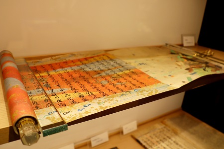 『平家納経』（レプリカ）は講座期間中も会場にて展示されています