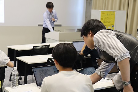 学生の質問に答える稲垣准教授